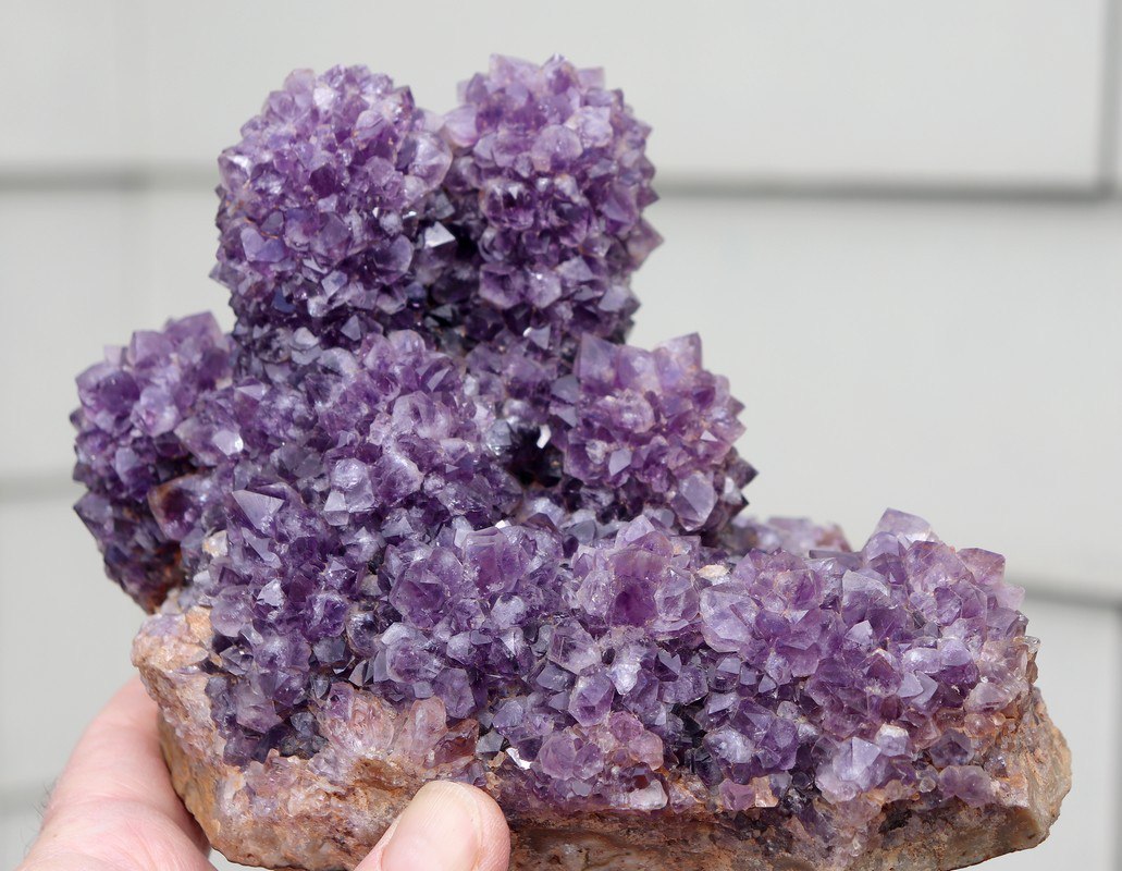 Der Amethyst ist ein kraftvoller Heilstein, der für seine beruhigende und klärende Wirkung bekannt ist. Er